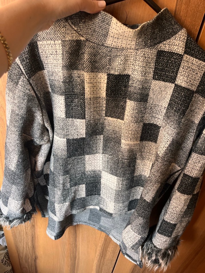 Gri Kareli Yün Boğazlı Tüy Detaylı Kadın Kazak - Görsel 5