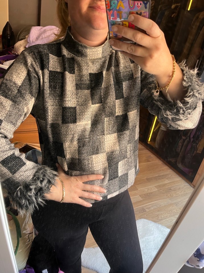 Gri Kareli Yün Boğazlı Tüy Detaylı Kadın Kazak - Görsel 2