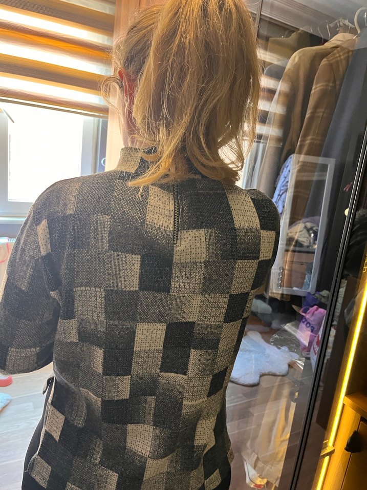 Gri Kareli Yün Boğazlı Tüy Detaylı Kadın Kazak - Görsel 4