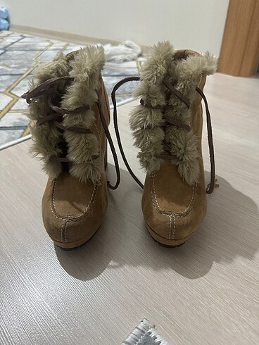 bershka 37 numara topuklu bot