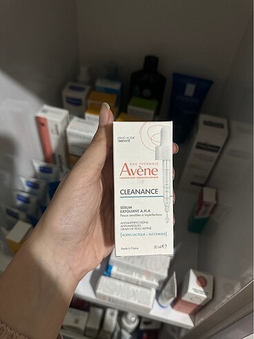 Beden Avene Cleanance AHA Exfoliating Serum 30 ml