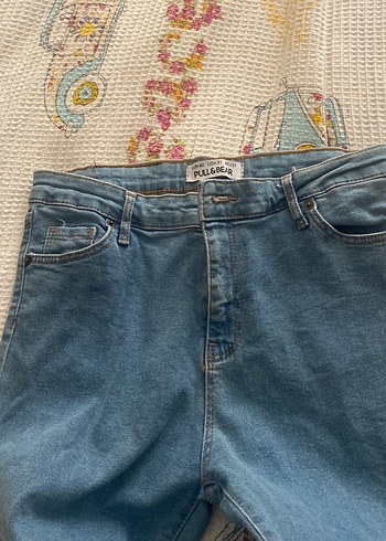 Pull and Bear Nakış Detaylı Mavi Düğmeli Denim Pantolon