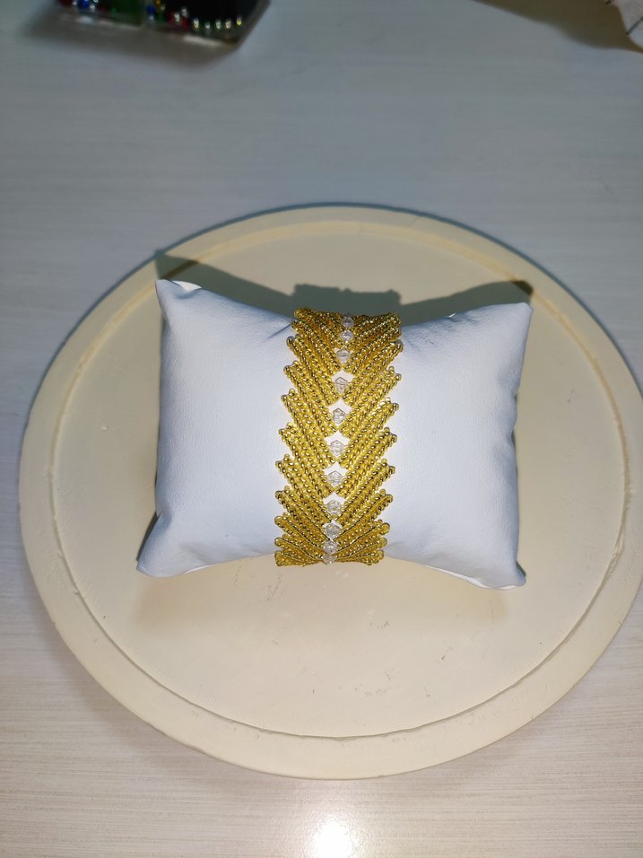 İşlemeli Altın Renk Boncuklu Kadın Bileklik - Görsel 2