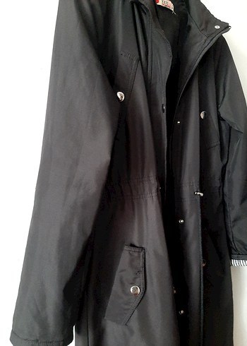 Uzun Siyah Düğmeli Kadın Yağmurluk - Görsel 3