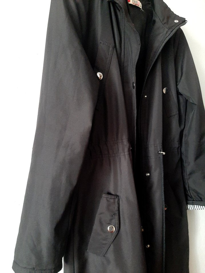 Uzun Siyah Düğmeli Kadın Yağmurluk - Görsel 3