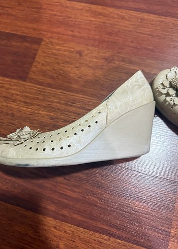 36 Beden ten rengi Renk Bej Çiçek Detaylı Vintage Dolgu Topuklu Kadın Ayakkabı
