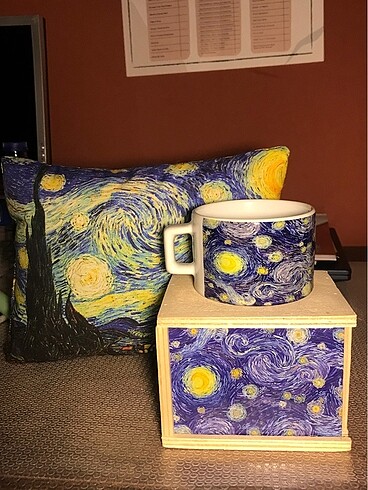 KUTULU KUPA VAN GOGH YILDIZLI GECE YASTIK HEDİYE SETİ