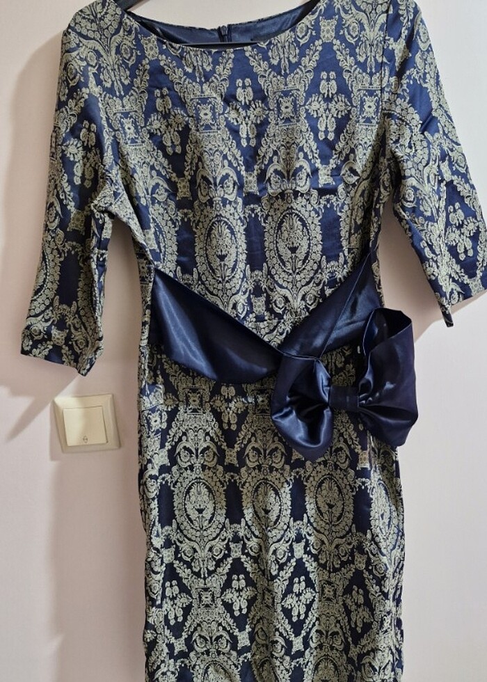 Elbise Merada marka. BEDEN 40. Çok güzel bir kumaş. Duruşu harik - Görsel 4