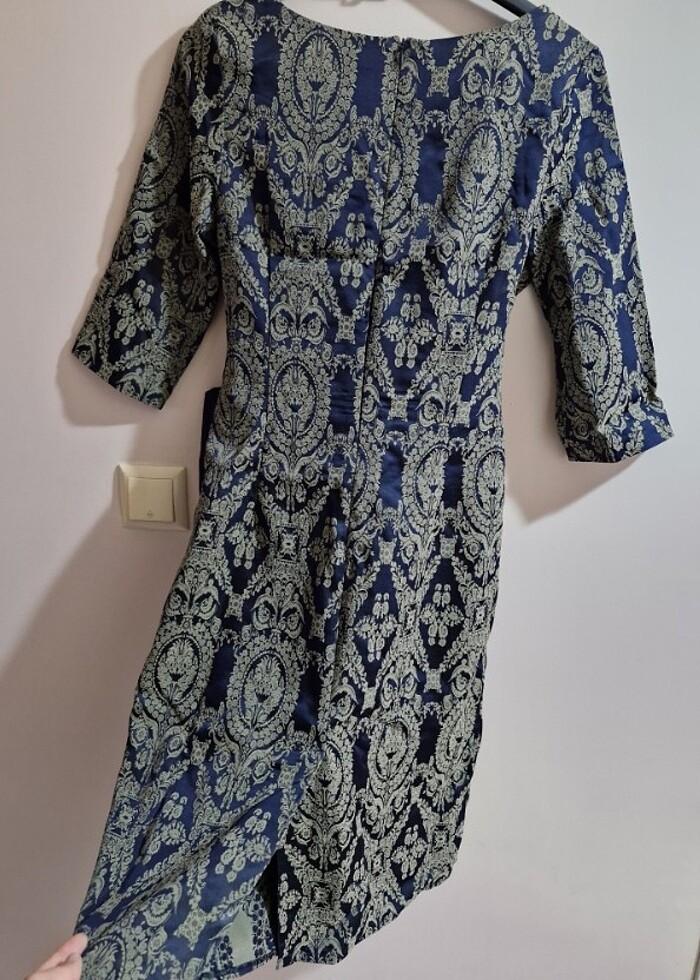 Elbise Merada marka. BEDEN 40. Çok güzel bir kumaş. Duruşu harik - Görsel 2