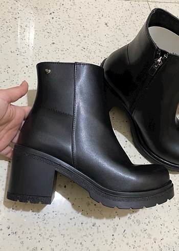 Siyah Topuklu Kadın Botu