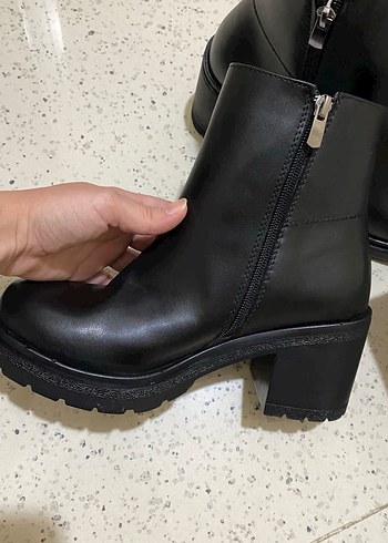 38 Beden Siyah Topuklu Kadın Botu