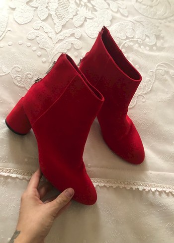 Kırmızı Süet Fermuarlı Kadın Bot