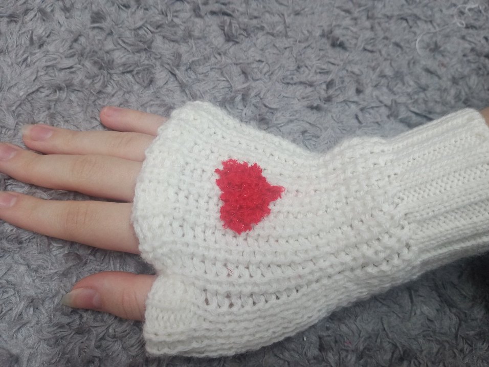 Beyaz Örgü Kadın Eldivenive şapka Kalp Detaylı - Görsel 2