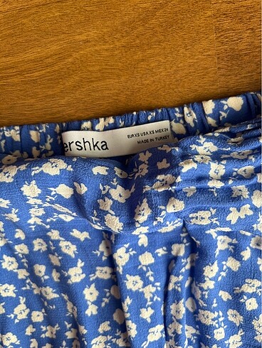Bershka uzun yırtmaçlı mavi çiçekli etek