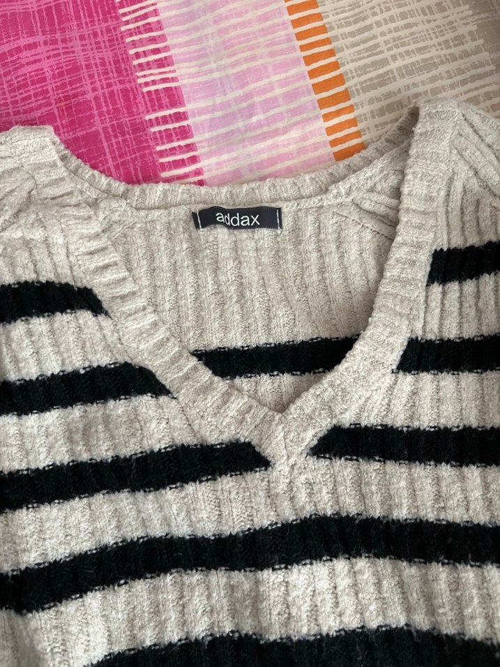 V Yaka Çizgili Kadın Kazak - Görsel 2