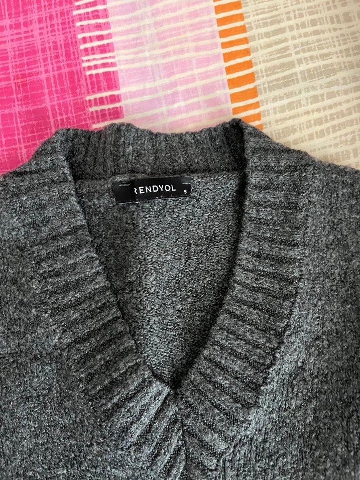 Gri V Yakalı Kadın Örgü süveter - Görsel 2