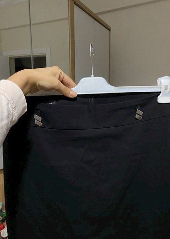 Kemer Detaylı Siyah Midi Kalem Etek - Görsel 4