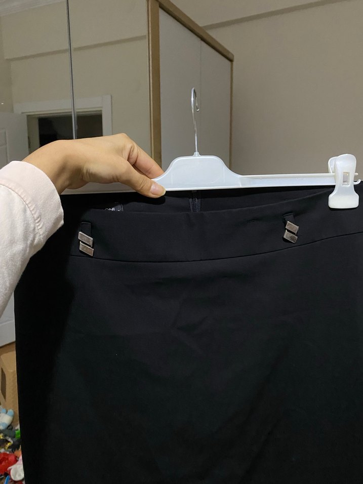 Kemer Detaylı Siyah Midi Kalem Etek - Görsel 4