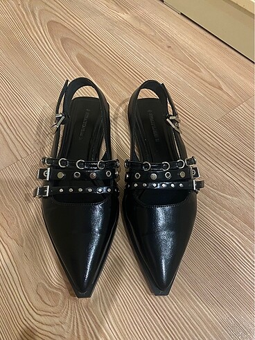 Stradivarius tokalı zımbalı düz sandalet stradivarius