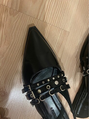 37 Beden tokalı zımbalı düz sandalet stradivarius