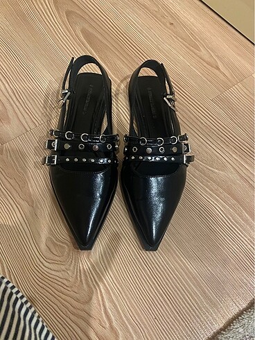 tokalı zımbalı düz sandalet stradivarius