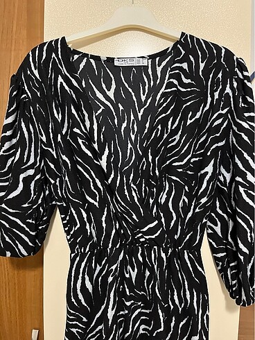 Trendyol & Milla Zebra desenli kruvaze yaka