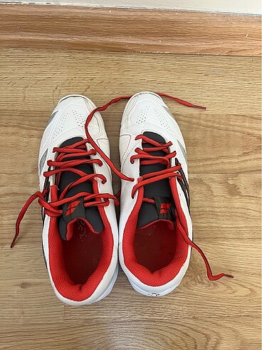 38 Beden beyaz Renk Babolat 38 numara Tenis Ayakkabısı.