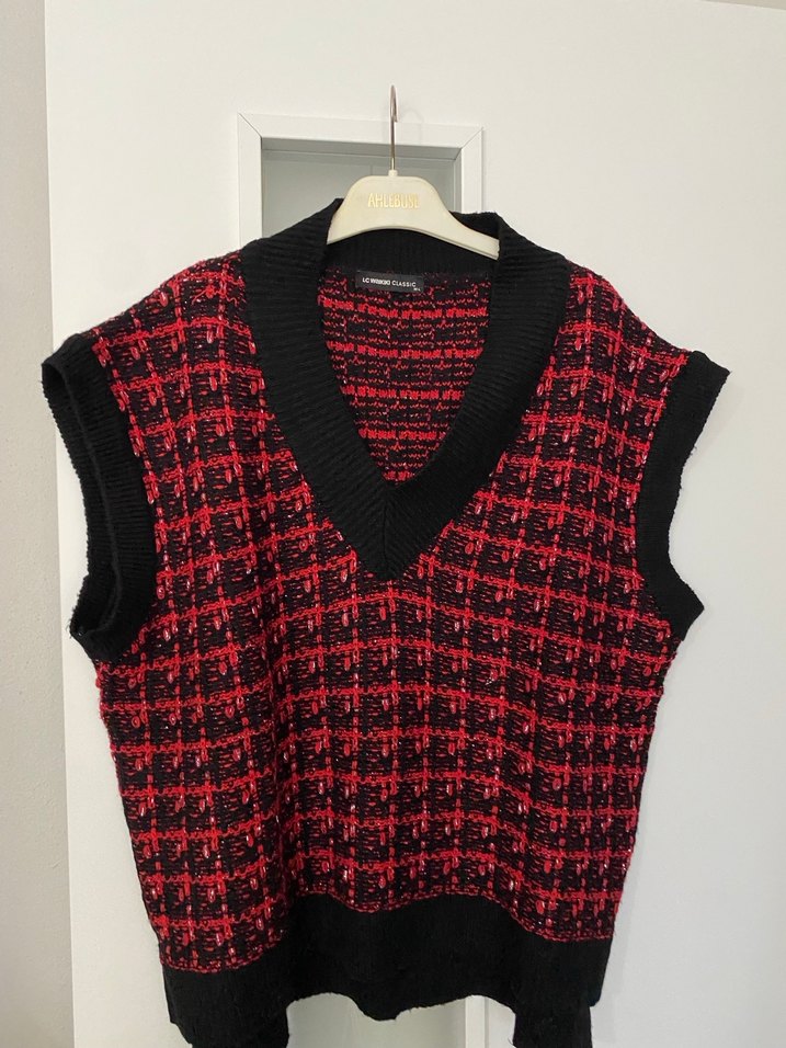Kırmızı Kareli V Yaka Örgü Süveter - Görsel 4