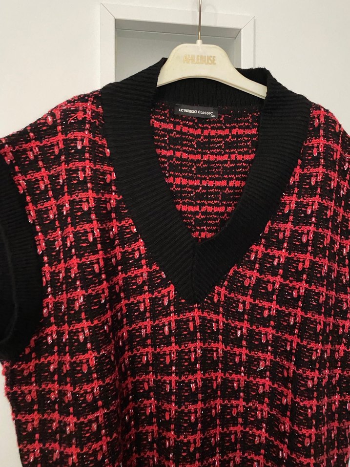 Kırmızı Kareli V Yaka Örgü Süveter - Görsel 3