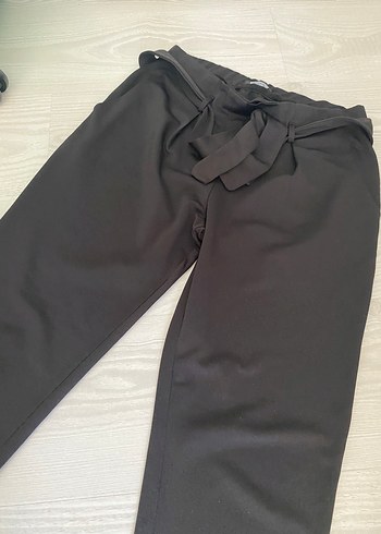 Stradivarius Kadın Siyah Midi Kumaş Pantolon Kuşaklı