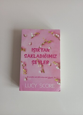 Işıktan Sakladığımız Şeyler Lucy Score Martı Yayınları