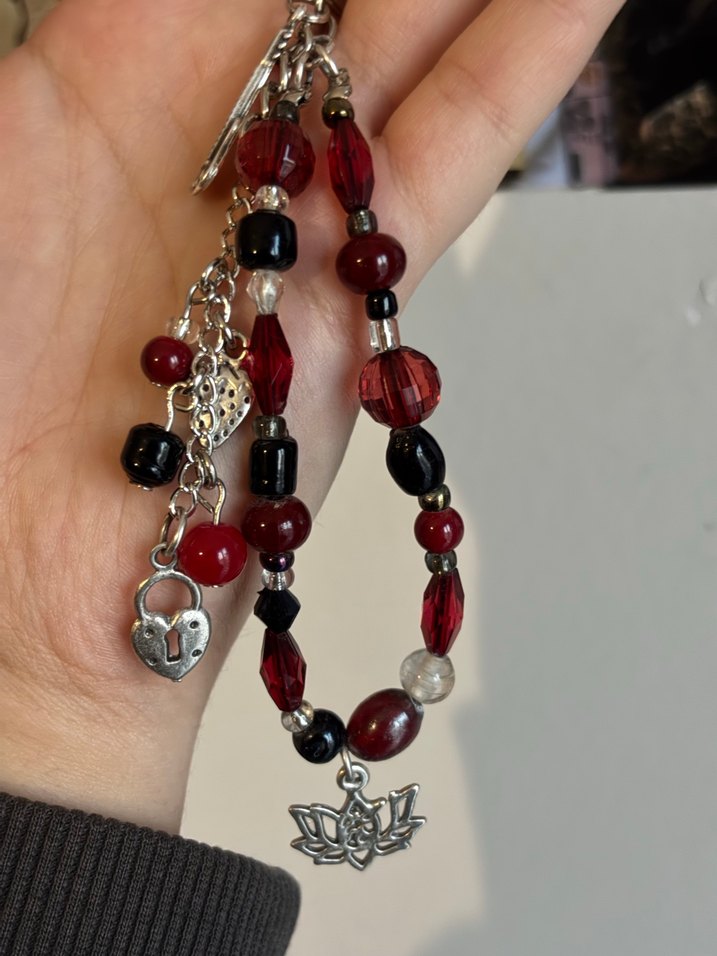 Nana Osaki Anime Koyu Kırmızı Boncuklu Gotik Anahtarlık - Görsel 4