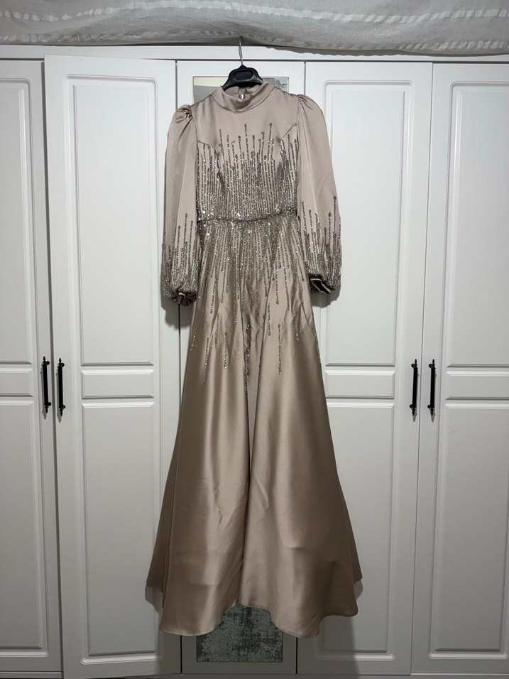 İşlemeli Uzun Bej Abiye Elbise - Görsel 2