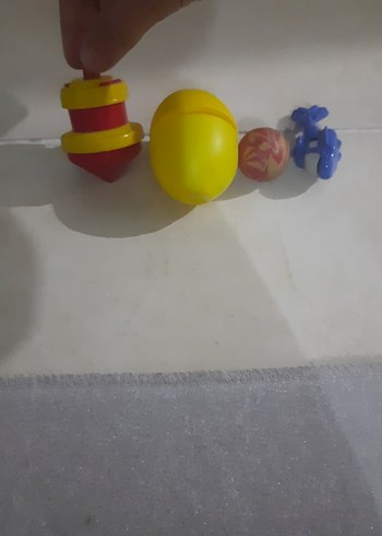 Sarı kırmızı topaç,top,limon,helikopter oyuncağı.