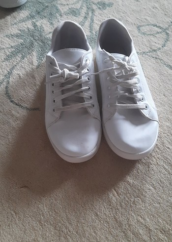 Beyaz Minimalist Kadın Spor Ayakkabı