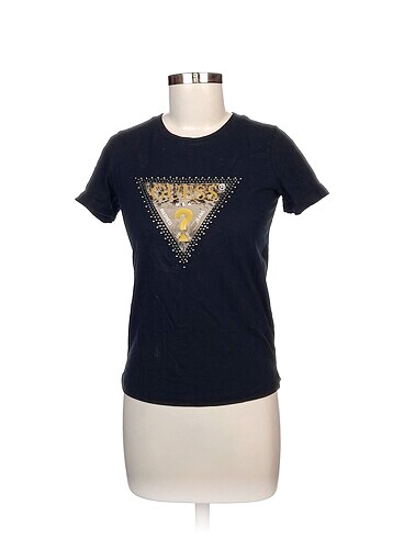 Guess T-shirt %70 İndirimli.
