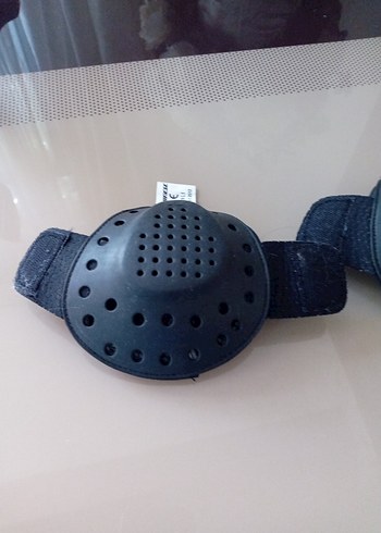 Siyah Noktalı Motosiklet Dizliği