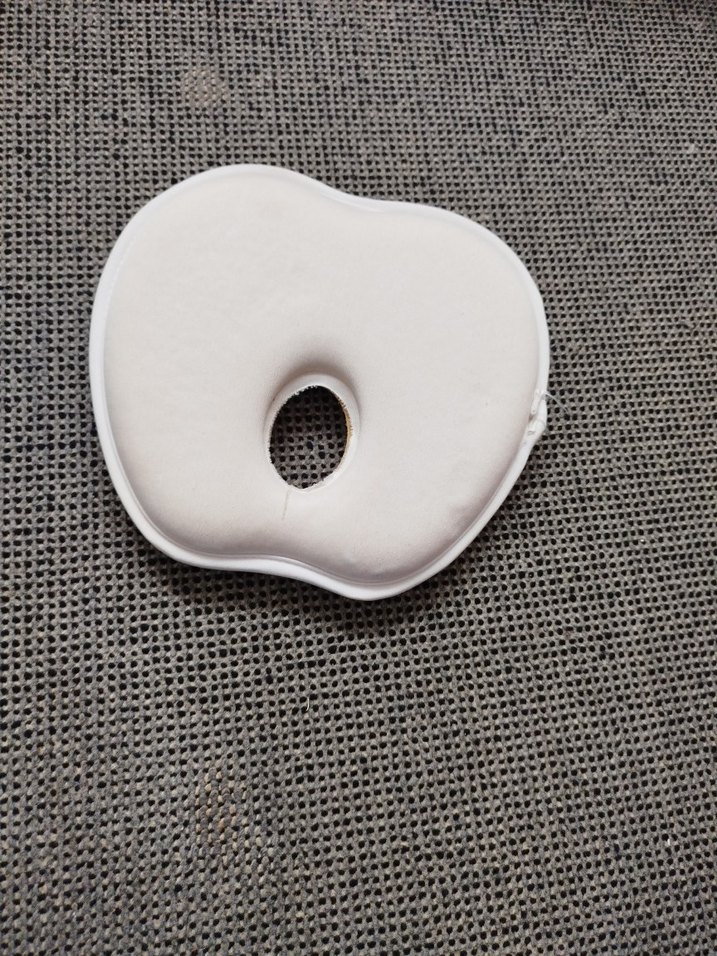 Beyaz Çocuk Yastığı Plastik Delikli - Görsel 2