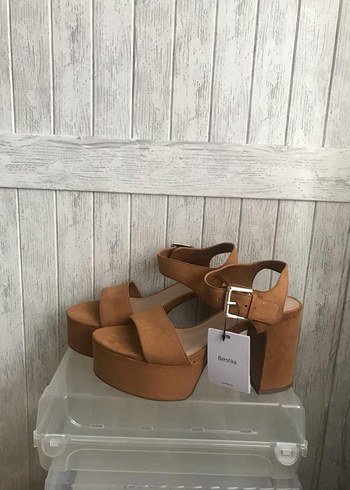 Bershka kalın topuklu sandalet - Görsel 3