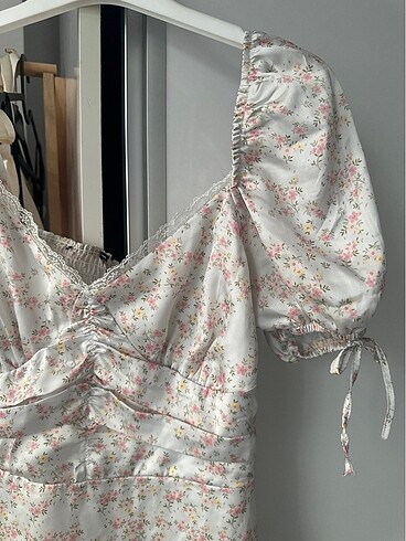 Çiçekli saten elbise - Görsel 2