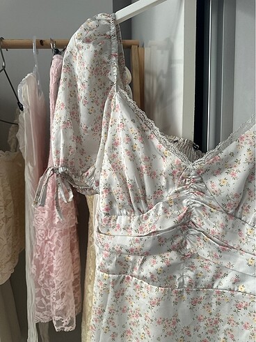 Çiçekli saten elbise - Görsel 3