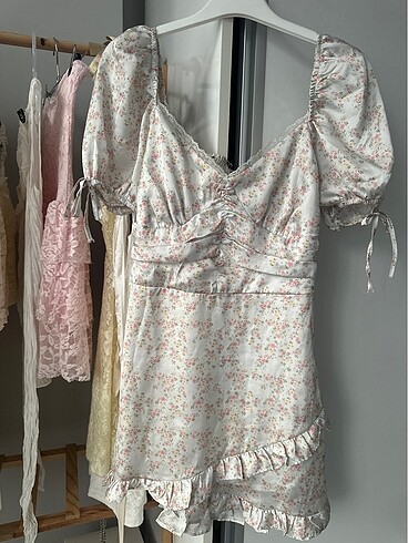 Çiçekli saten elbise - Görsel 4