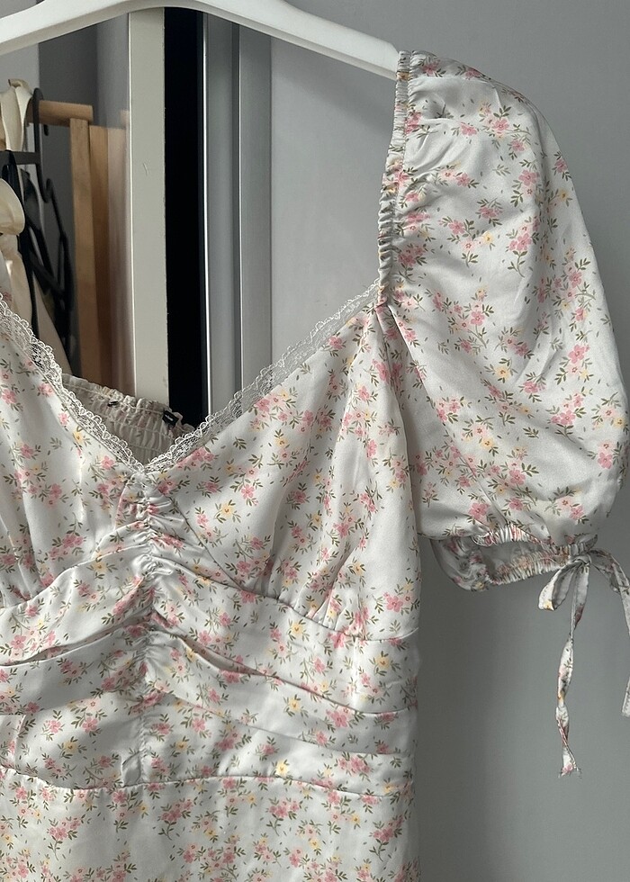 Çiçekli saten elbise - Görsel 2