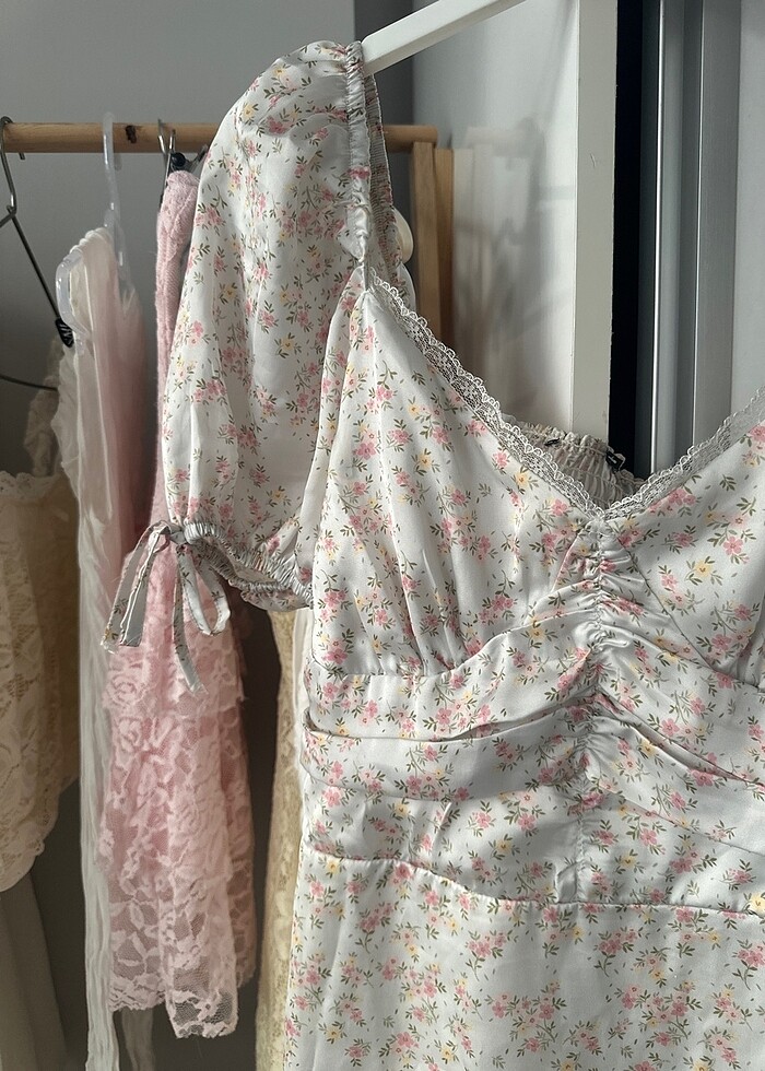 Çiçekli saten elbise - Görsel 3