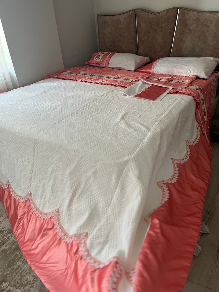 Pembe Nakışlı Yatak Örtüsü - Görsel 2