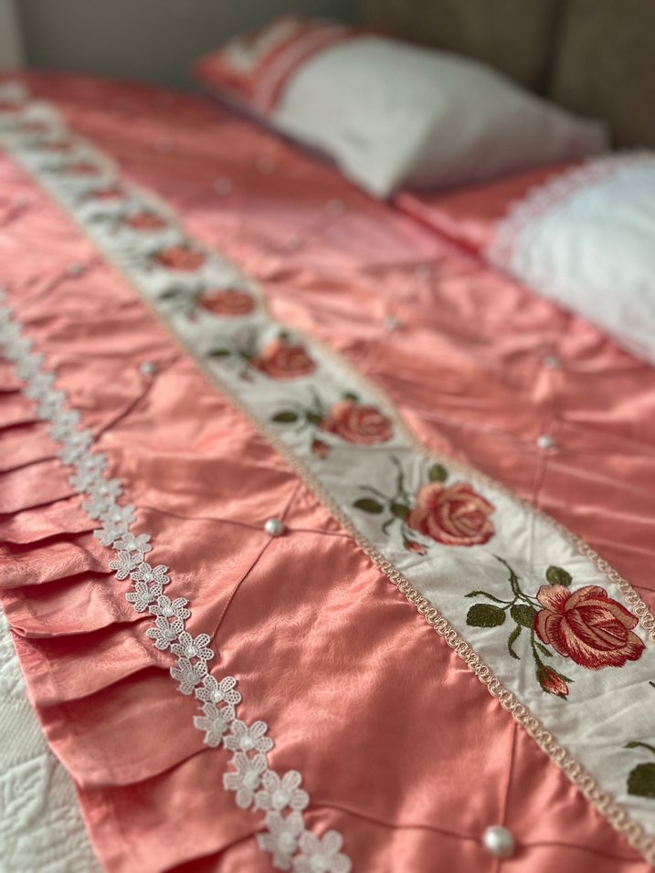 Pembe Nakışlı Yatak Örtüsü - Görsel 3