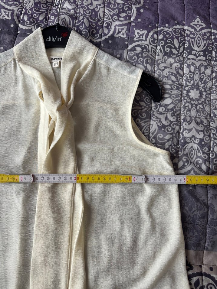 Beyaz, drapeli, kolsuz midi bluz - Görsel 3