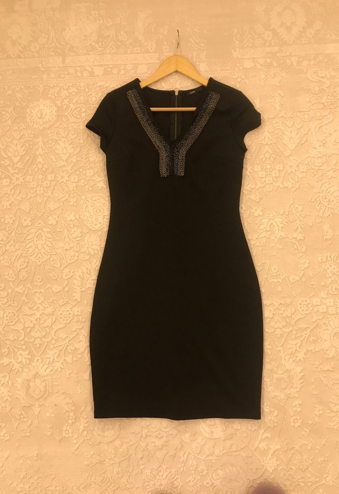 Boncuk İşlemeli V Yakalı Siyah Midi Elbise - Görsel 4