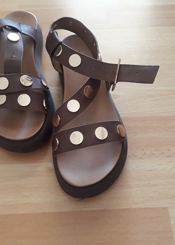 Elle marka Kahverengi Deri Toka Detaylı Dolgu Topuklu Sandalet - Görsel 2