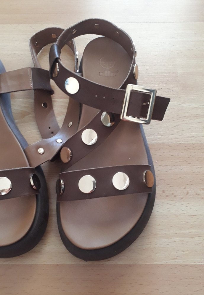 Elle marka Kahverengi Deri Toka Detaylı Dolgu Topuklu Sandalet - Görsel 3